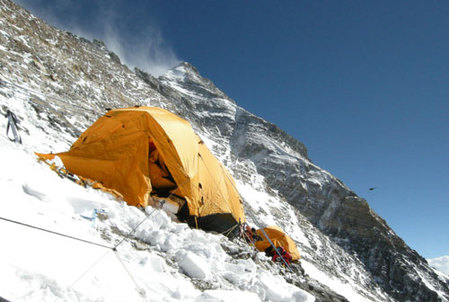 Olympic flame nearing summit of Mt. Qomolangma