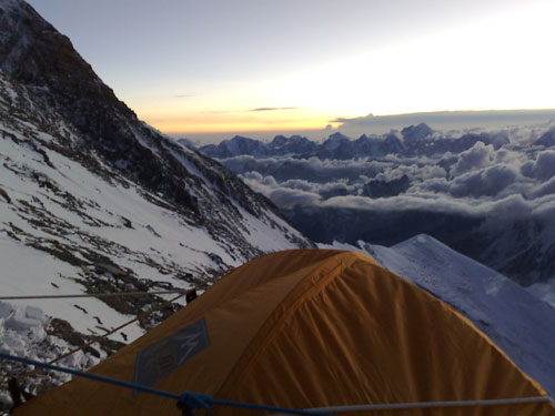 Olympic flame nearing summit of Mt. Qomolangma