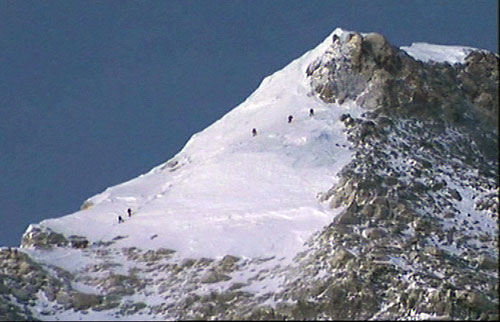 Olympic flame nearing summit of Mt. Qomolangma