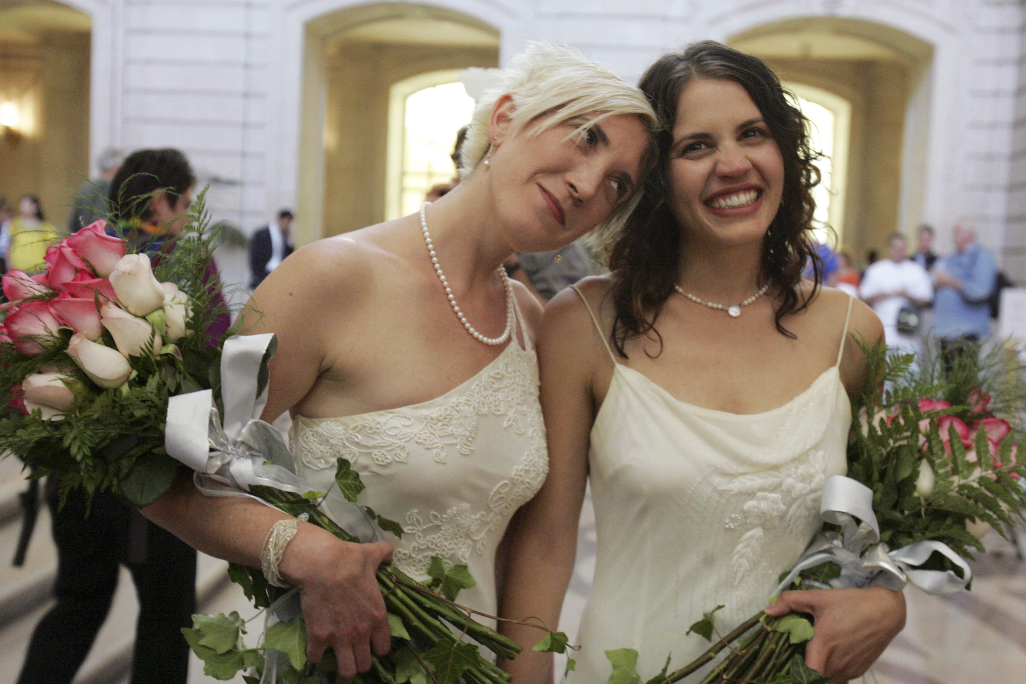 Gay couples wed in Calif.