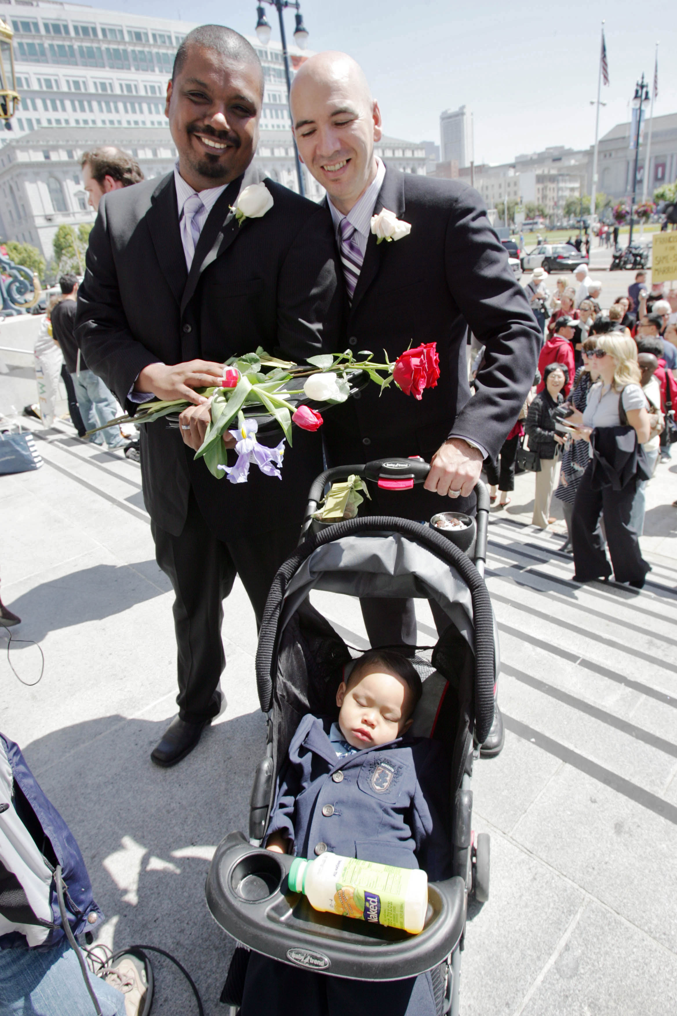 Gay couples wed in Calif.