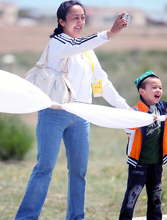 Torch relay passes along Qinghai