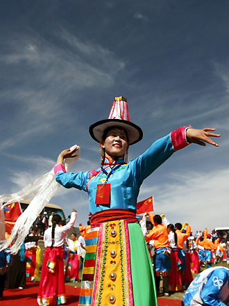 Torch relay passes along Qinghai