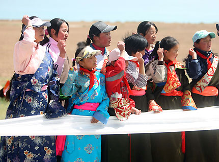 Torch relay passes along Qinghai