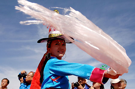 Torch relay passes along Qinghai