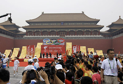 Olympic torch relay begins final leg in Beijing