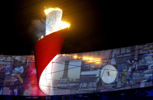 Li Ning lights up Olympic cauldron