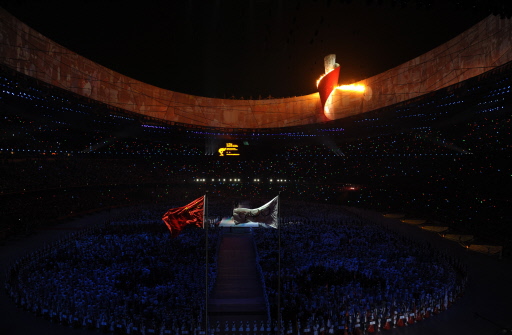 Li Ning lights up Olympic cauldron