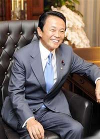 麻生太郎西褲被揭有“玄機”