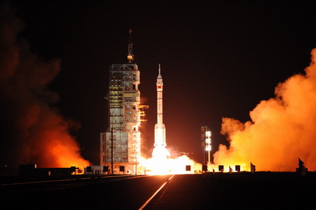 Shenzhou VII spacecraft lifts off successfully