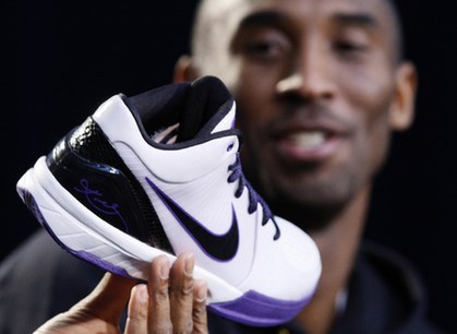 Kobe unveils his new Kobe IV basketball shoe