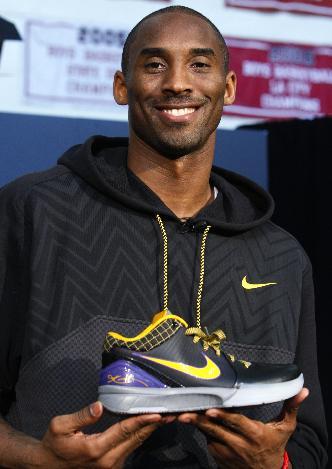 Kobe unveils his new Kobe IV basketball shoe