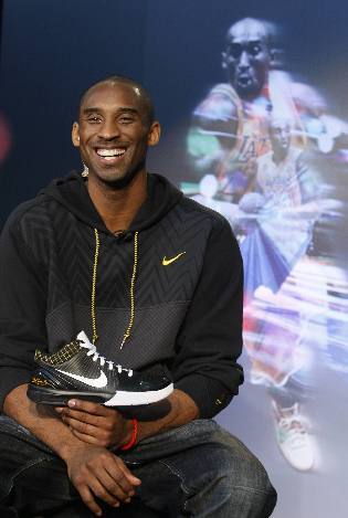 Kobe unveils his new Kobe IV basketball shoe