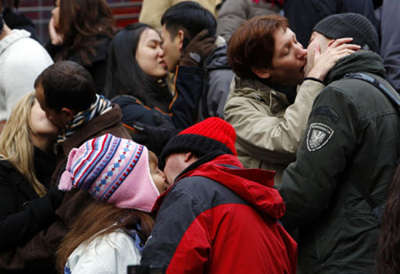 Couples practice kissing for New Year's Eve celebration