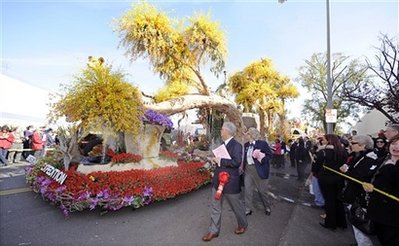 Sunshine, big crowds greet Rose Parade