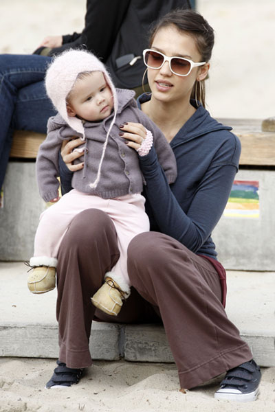 Jessica Alba spends day with daughter at park