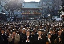 新年伊始日本商人神社求好運(yùn)