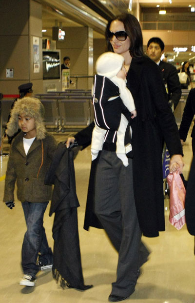 Pitt and Jolie take twins along on Tokyo trip