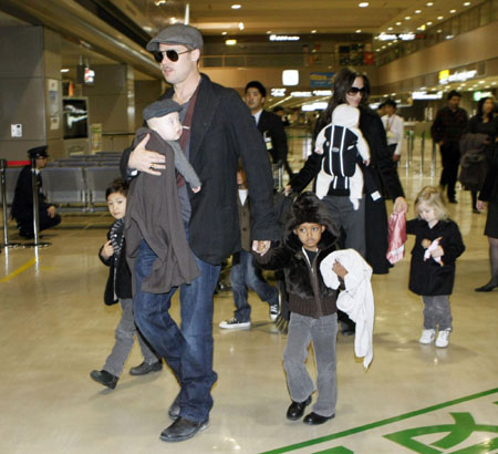 Pitt and Jolie take twins along on Tokyo trip