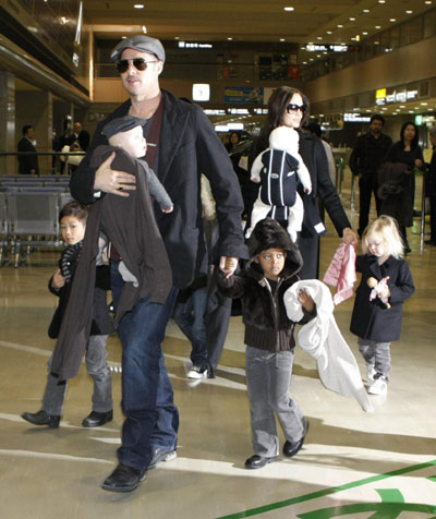 Pitt and Jolie take twins along on Tokyo trip