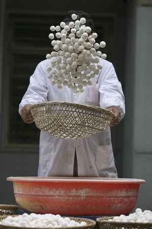 Lanterns, rice balls made for Lantern Festival