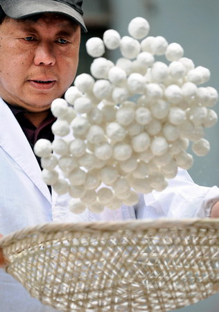 Lanterns, rice balls made for Lantern Festival