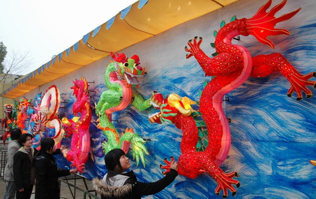 Lanterns, rice balls made for Lantern Festival