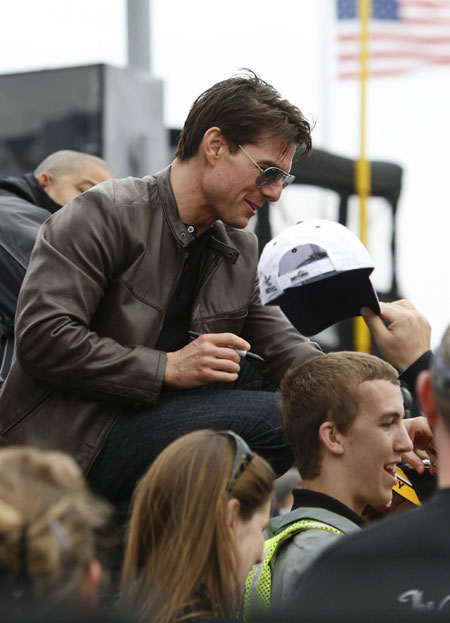 Tom Cruise drives pace car to start NASCAR Sprint Cup Series race