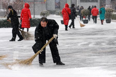 Beijing embraces first snow since winter