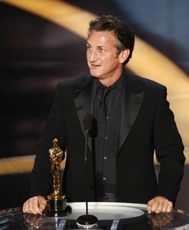 `Slumdog' rules Oscars with 8 prizes