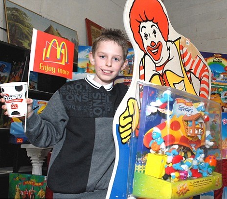 Boy sells McDonald's set <BR>英'麥當勞迷'拍賣藏品