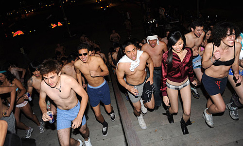 UCLA students run in undies <BR>美名校內(nèi)衣奔跑賽(圖)