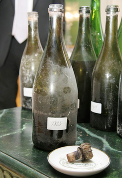 World's oldest bubbly opened <BR>全球最陳年香檳酒開封