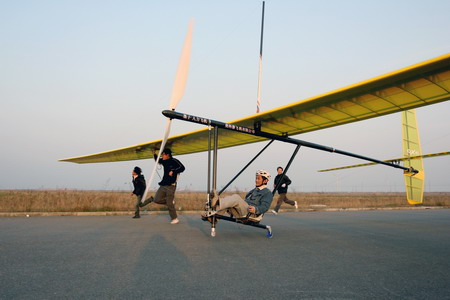 Manpowered plane takes off in Shanghai