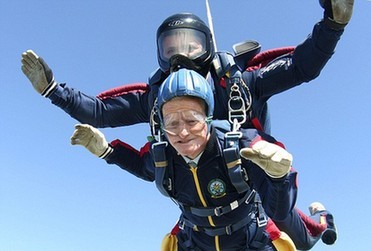 Man, 97, makes parachute jump <BR>97歲老漢高空跳傘(圖)