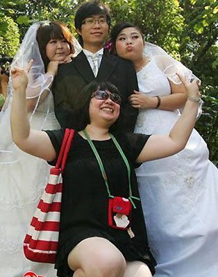 Obese girls hold group engagement in Guangzhou