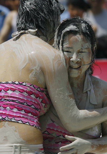 Mud and guts in women's mud wrestling contest