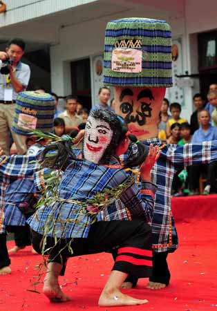 Traditional 'belly dance' in Guizhou