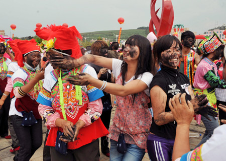 Yi people celebrate 'black face festival'