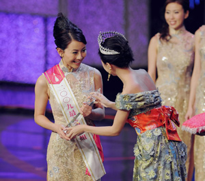 Sandy Lau crowned Miss Hong Kong 2009