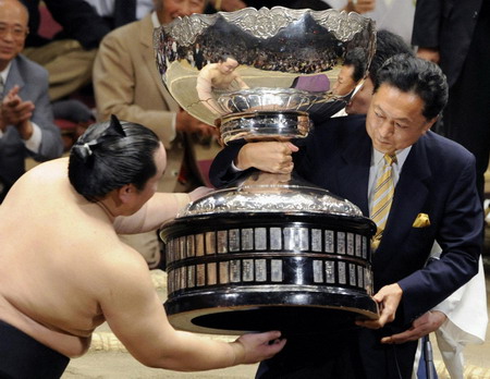 Japanese PM presents award to Sumo grand champion