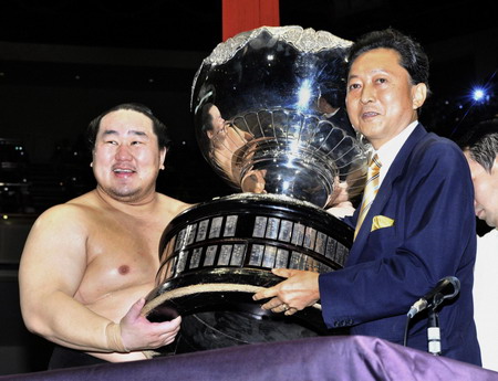 Japanese PM presents award to Sumo grand champion