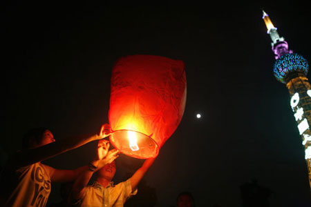 Chinese celebrate Mid-Autumn Festival