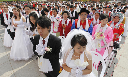 Mass wedding of 5,000 couples in South Korea