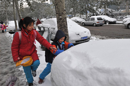 Beijing embraces heavy snow