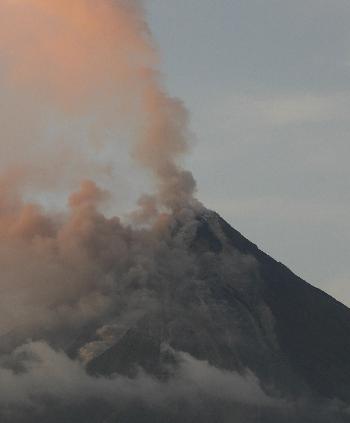 Mayon volcano spews in Legazpi city,the Philippines