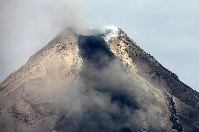 Mayon volcano spews in Legazpi city,the Philippines