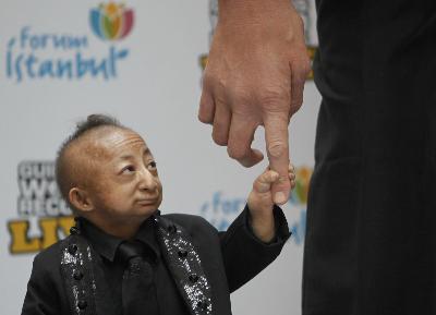 World's shortest man meets world's tallest man