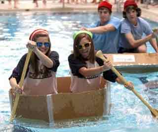 US cardboard boat regatta<BR>美舉行劃紙船大賽(圖)