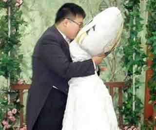 Man marries pillow <BR>韓男子娶動(dòng)漫抱枕(圖)